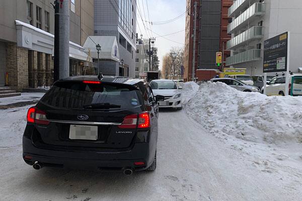 除雪が積み上げられ車線減少