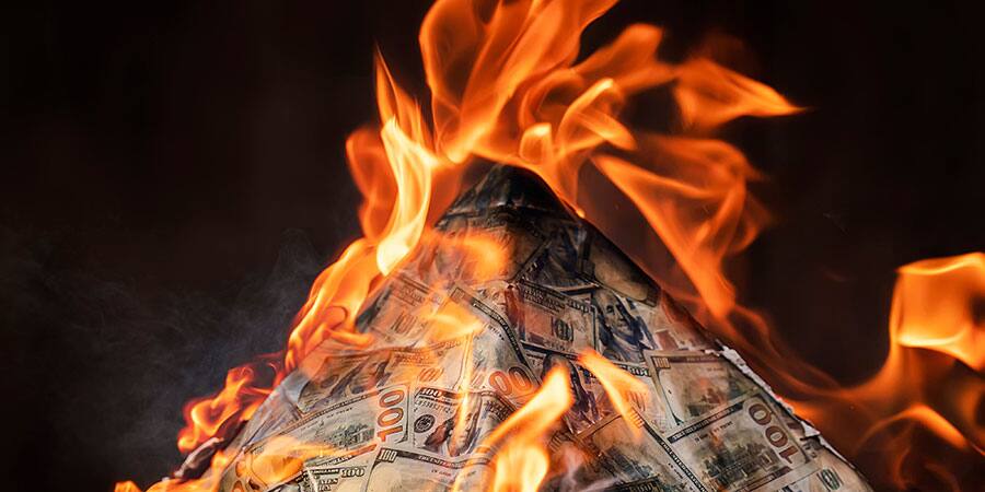 お金が燃える＝投資詐欺のイメージ