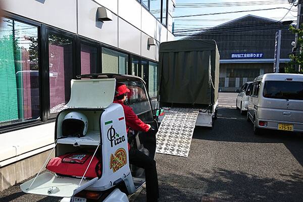 ピザ屋偽装バイクの運搬トラック